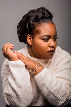 穿着舒适针织衫的优雅女性肖像，散发着自信和美丽