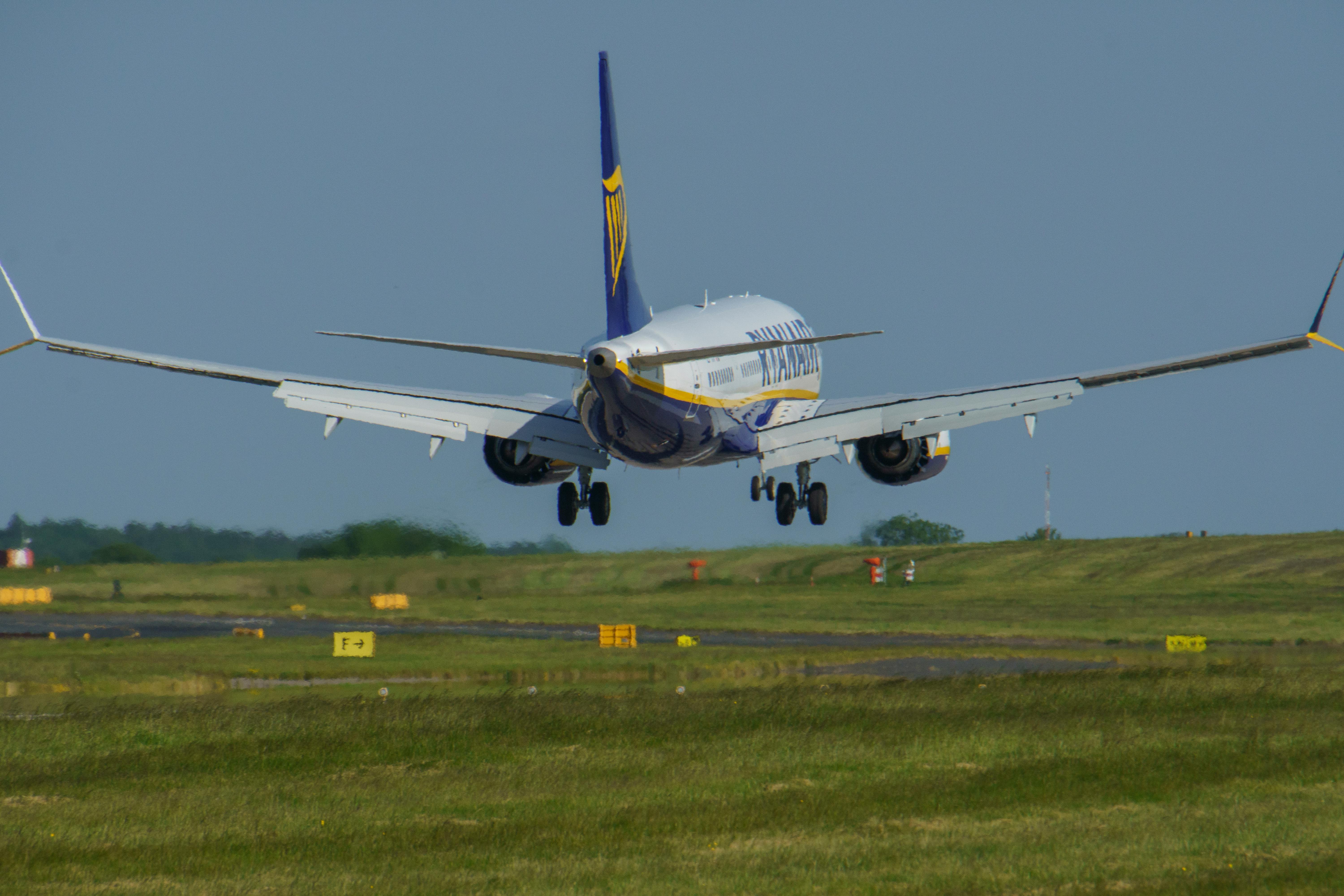 Llevar alcohol en avión: consejos y precauciones