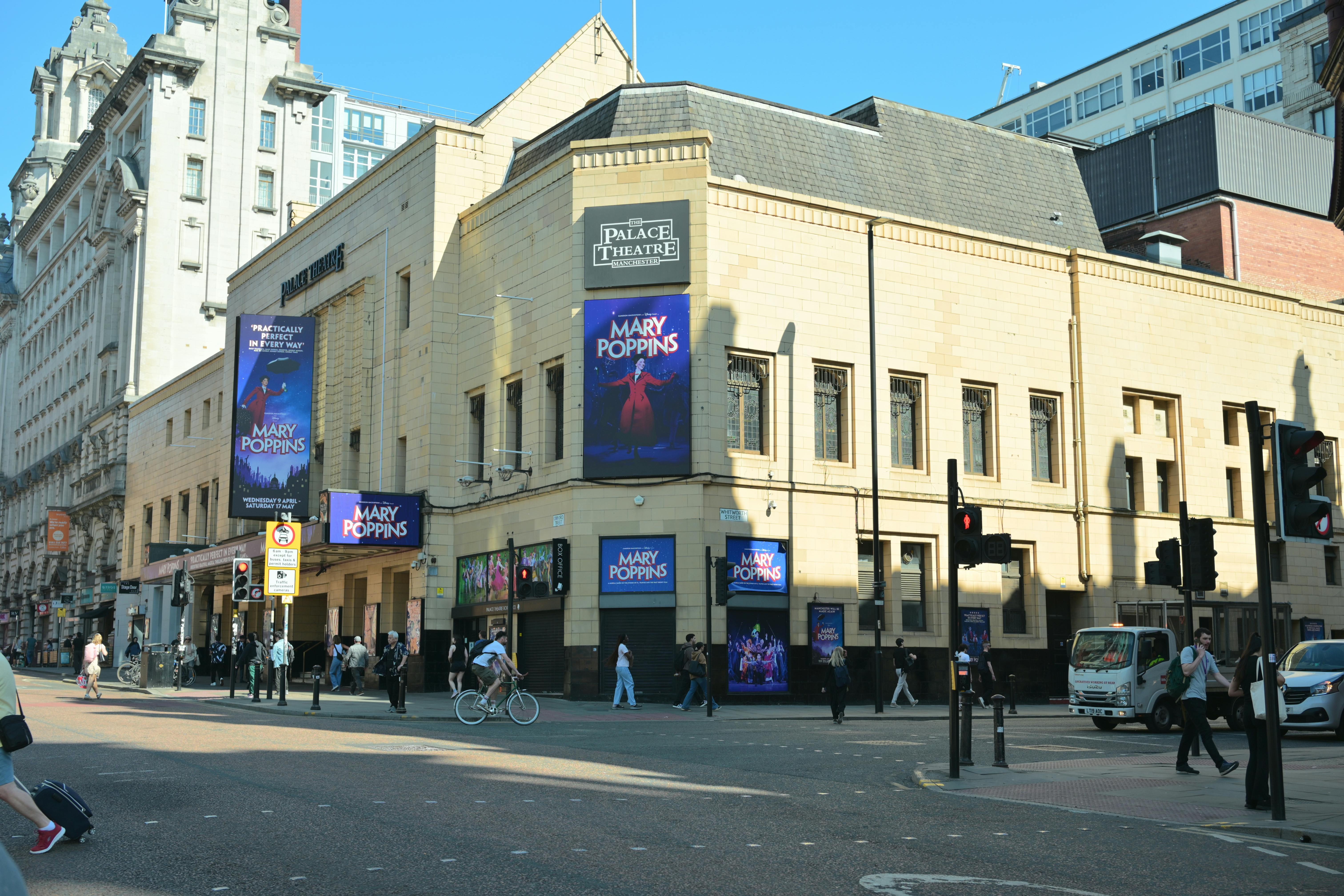 Kostenlos Palace Theatre in Manchester, Großbritannien, zeigt an einem sonnigen Tag Mary Poppins-Poster. Stock-Foto