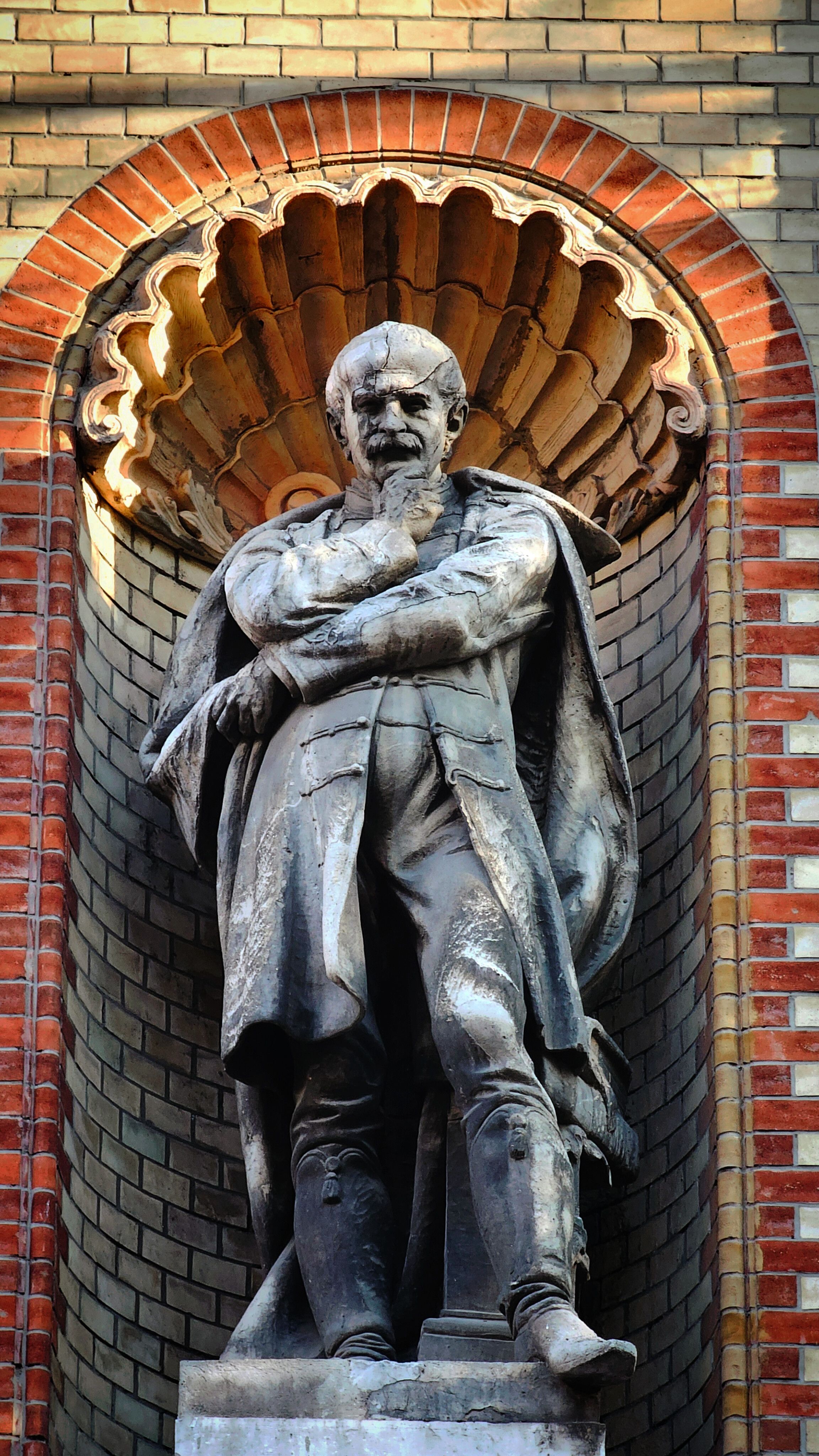 Historic Stone Statue in Architectural Niche · Free Stock Photo