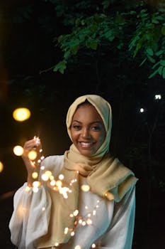 一位快乐的蒙面女子在树灯下享受着闪闪发光的庆祝活动