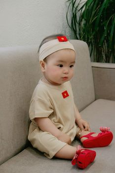 Em bé ngồi ghế
