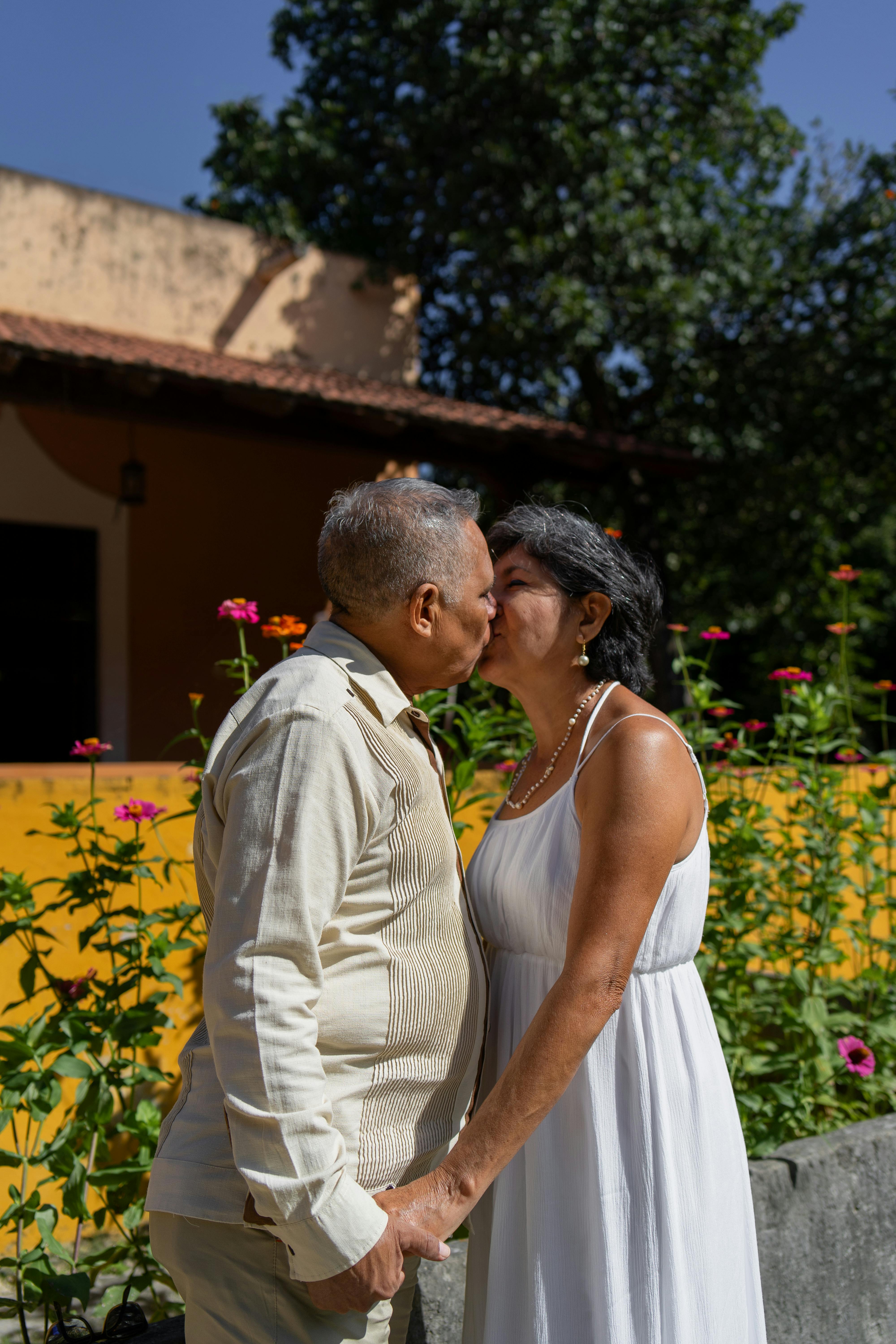 Naked Couple Kissing Photos, Download The BEST Free Naked Couple