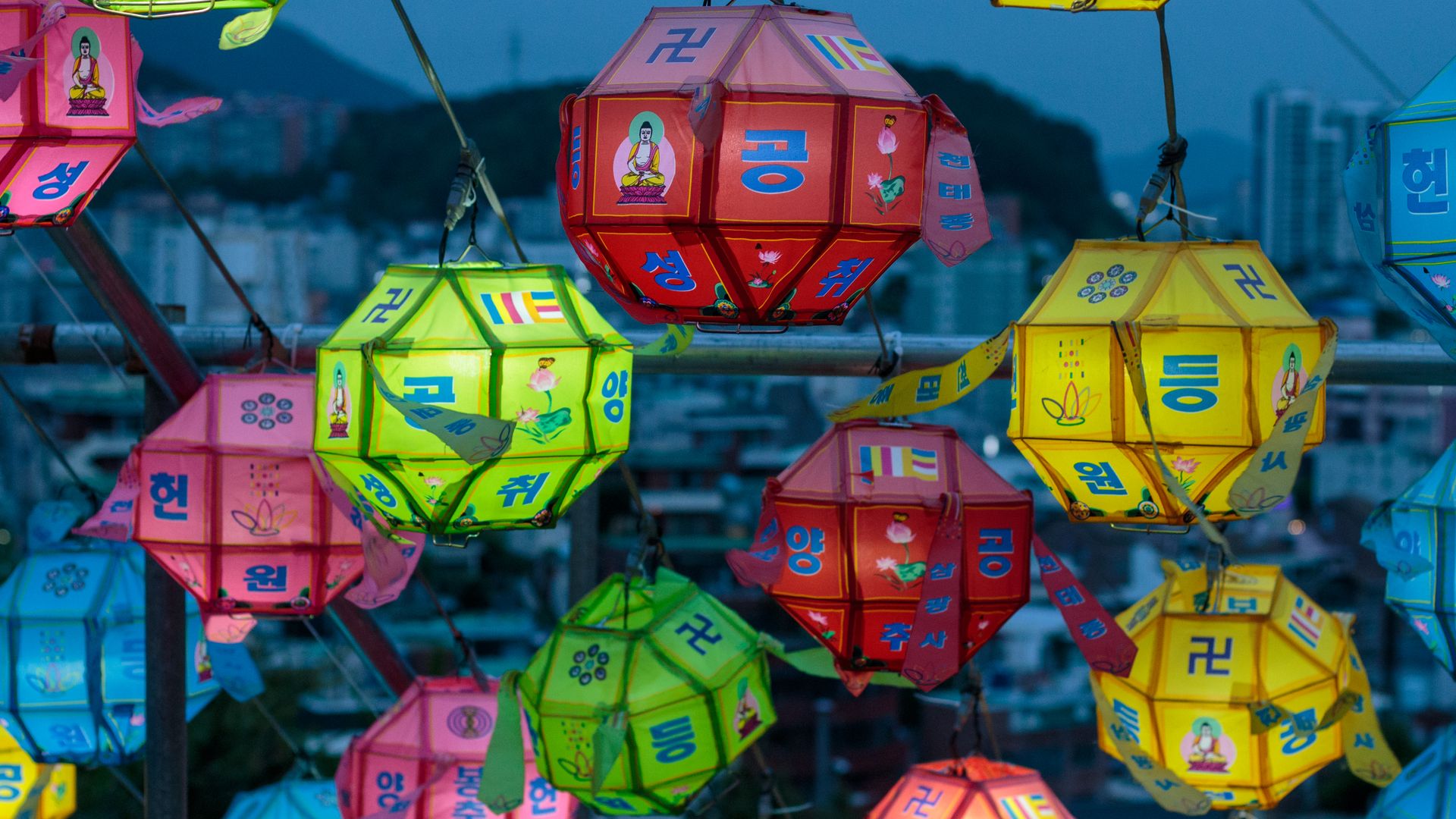 festival lampion korea di malam hari dengan suasana kota Seoul yang penuh cahaya