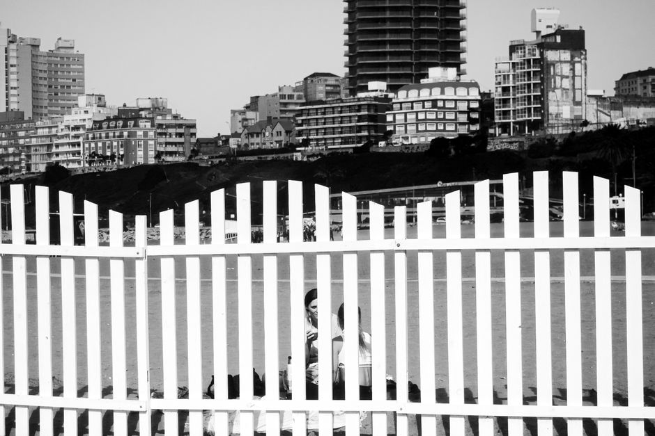 Fotografía en blanco y negro de personas en la playa con el horizonte de Mar del Plata.