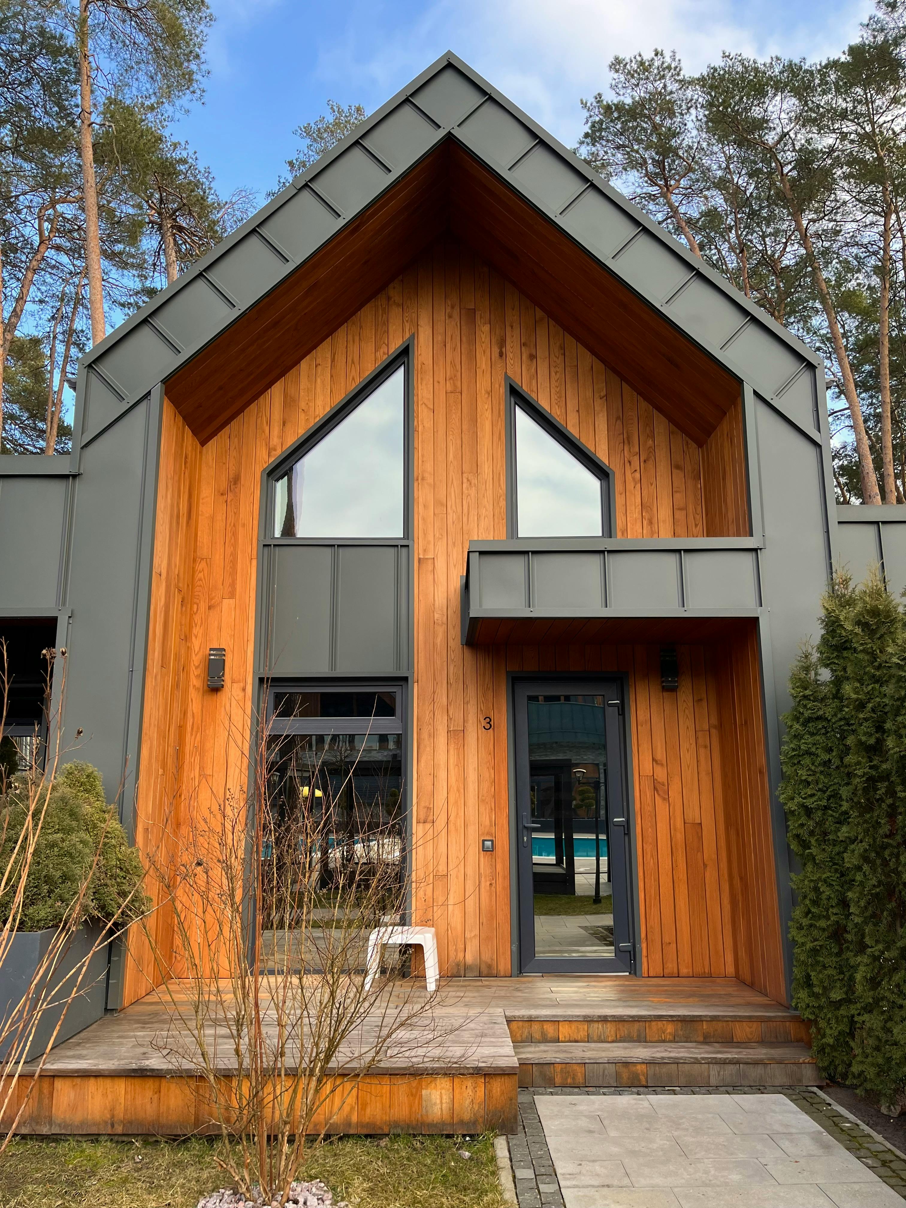 מה מייחד צימרים עם בקתות מעוצבות לעומת צימרים רגילים?