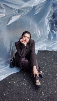 Stylish model poses against a reflective backdrop in Istanbul, Türkiye.