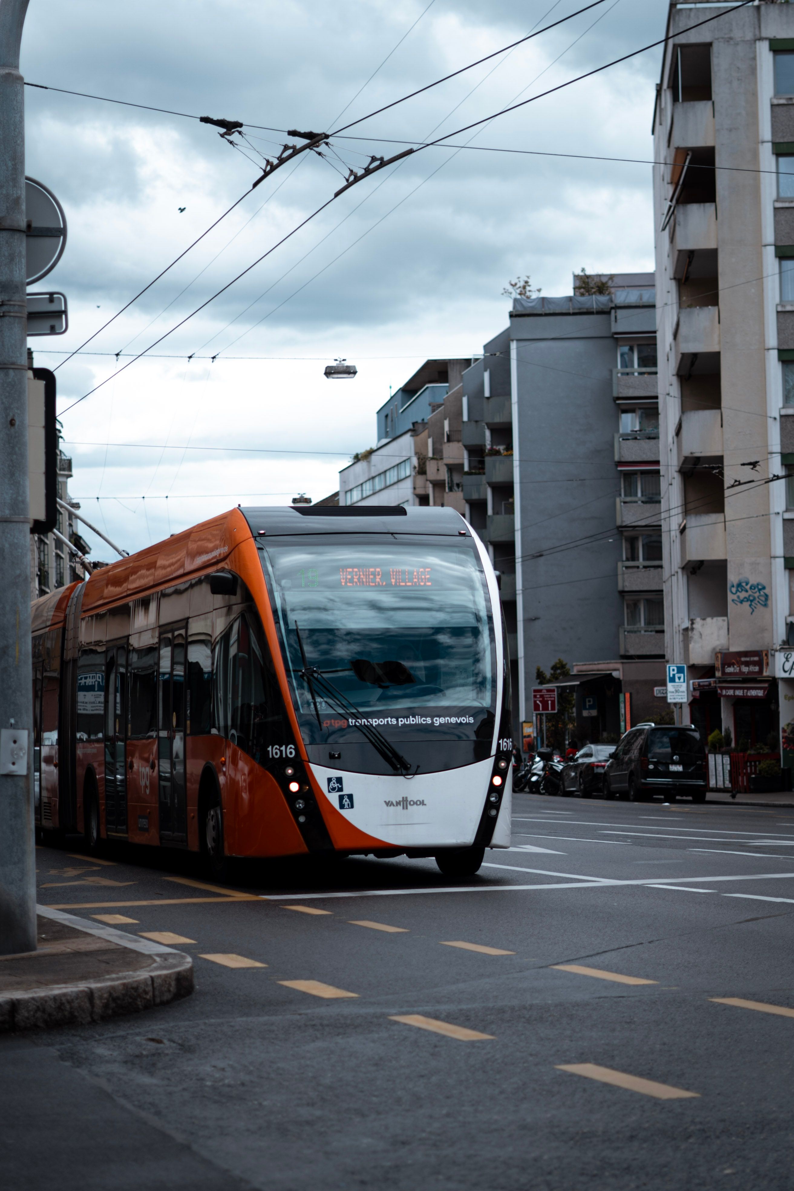 Which 10 cities in the world offer the greatest purchasing power for the average salary?