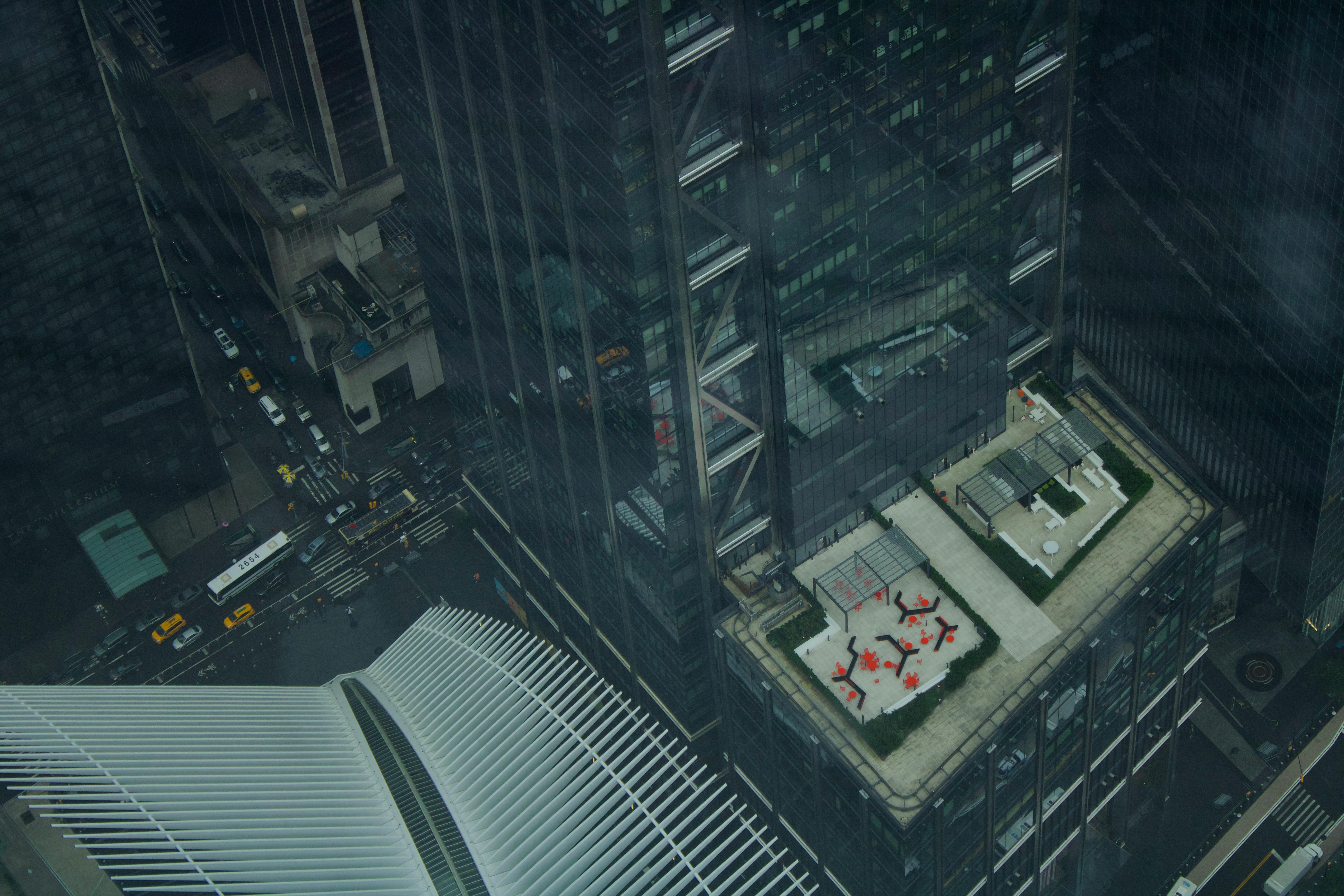 De franc Perspectiva aèria d'un parc a la teulada d'una ciutat moderna enmig d'imponents gratacels. Foto d'estoc