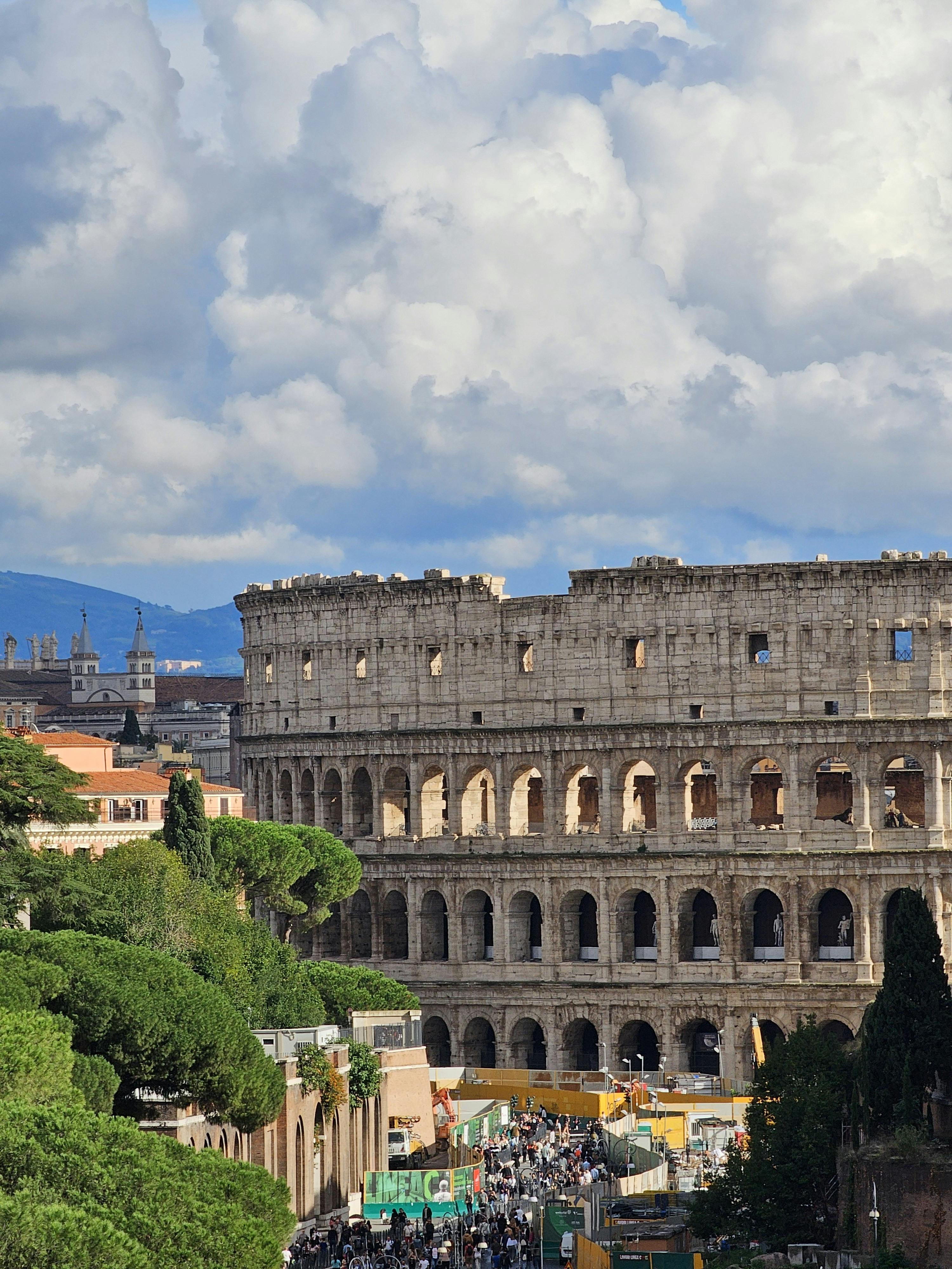 Gratis Una vista panorámica del emblemático Coliseo de Roma en un día brillante. Foto de stock
