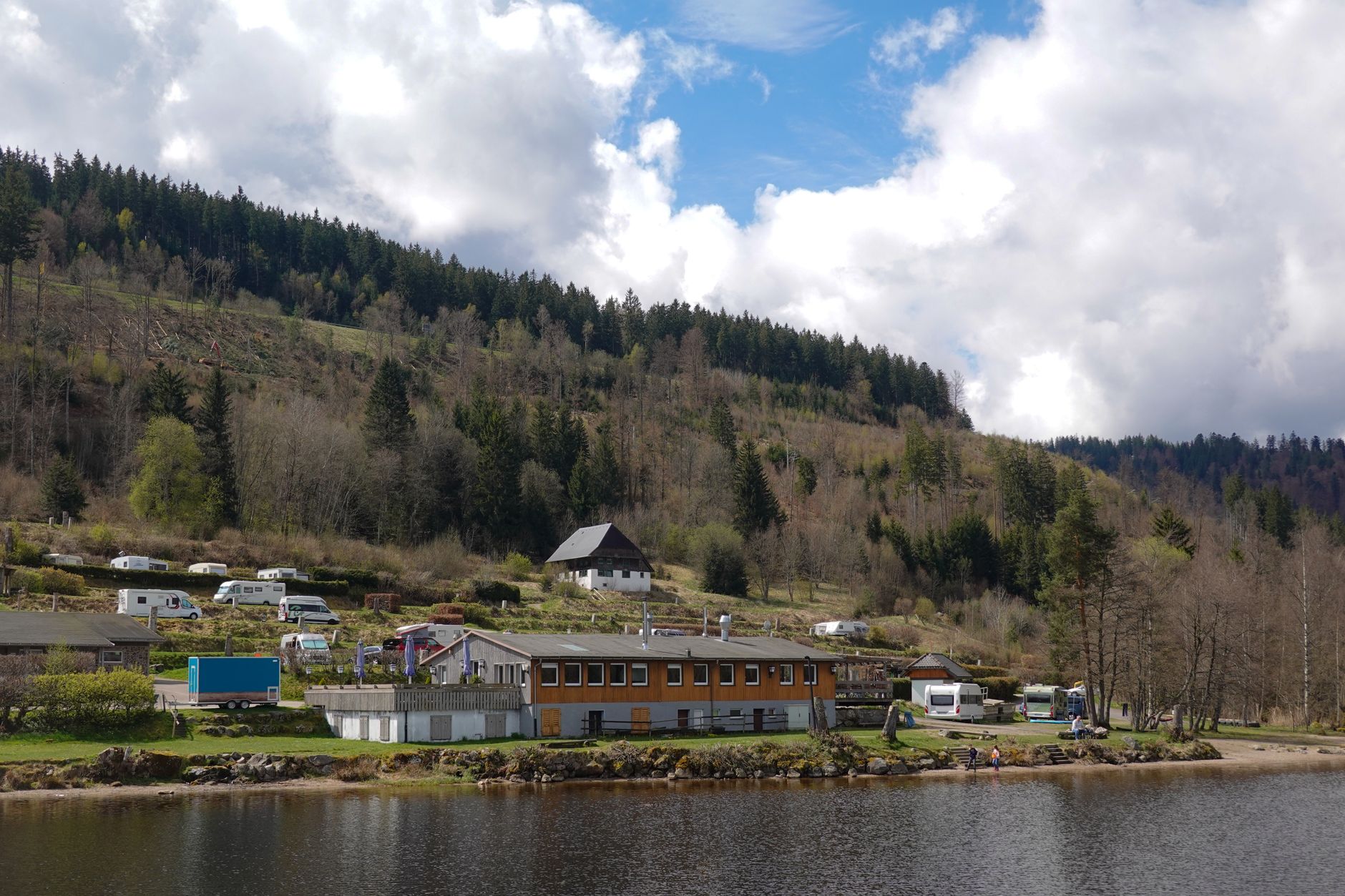 Almanya'da kamp yapan Hollandalı turistler