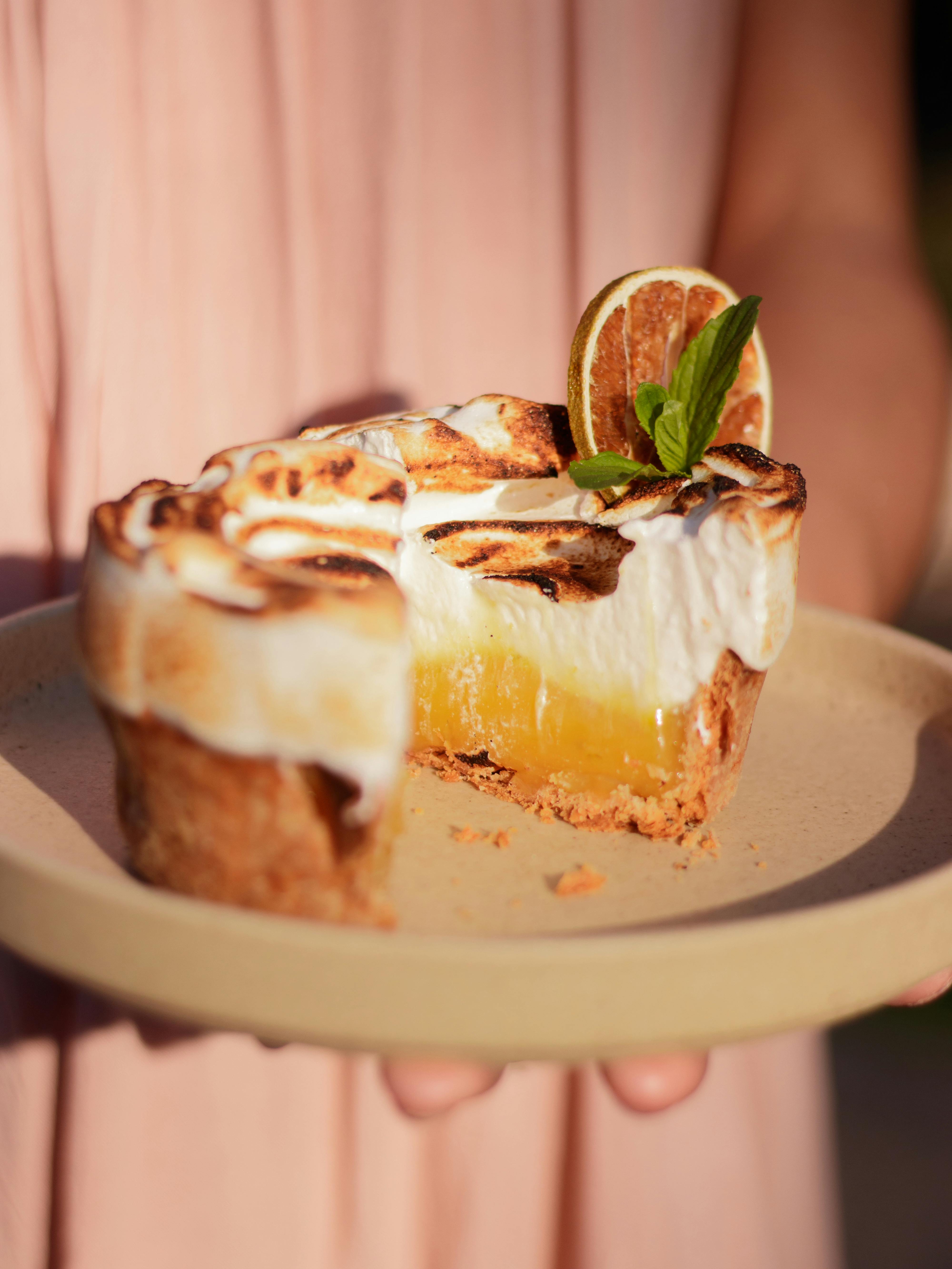 완성된 레몬 머랭 타르트 사진