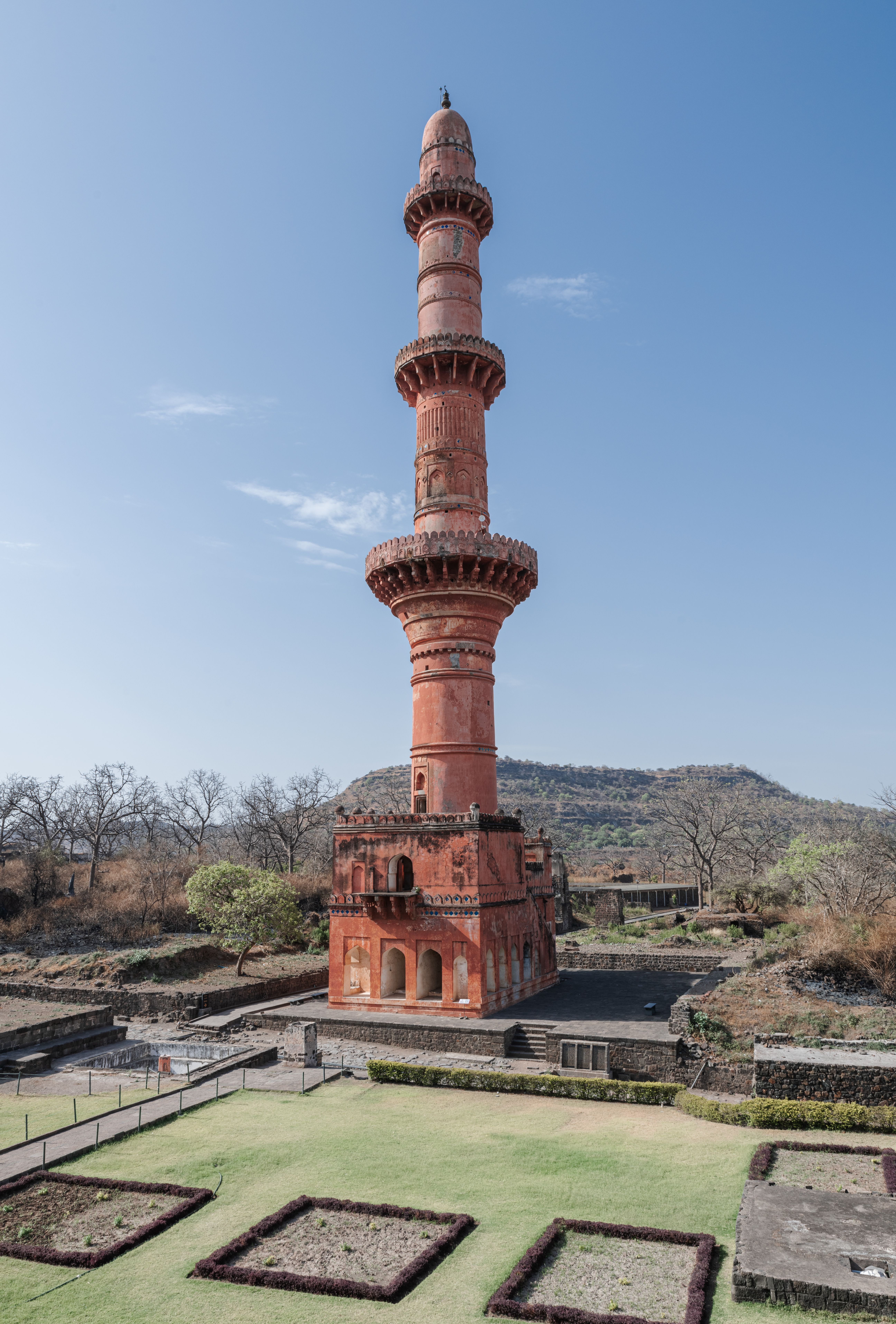 Historic Chand Minar towering at Daulatabad Fort, Maharashtra, under a clear blue sky.