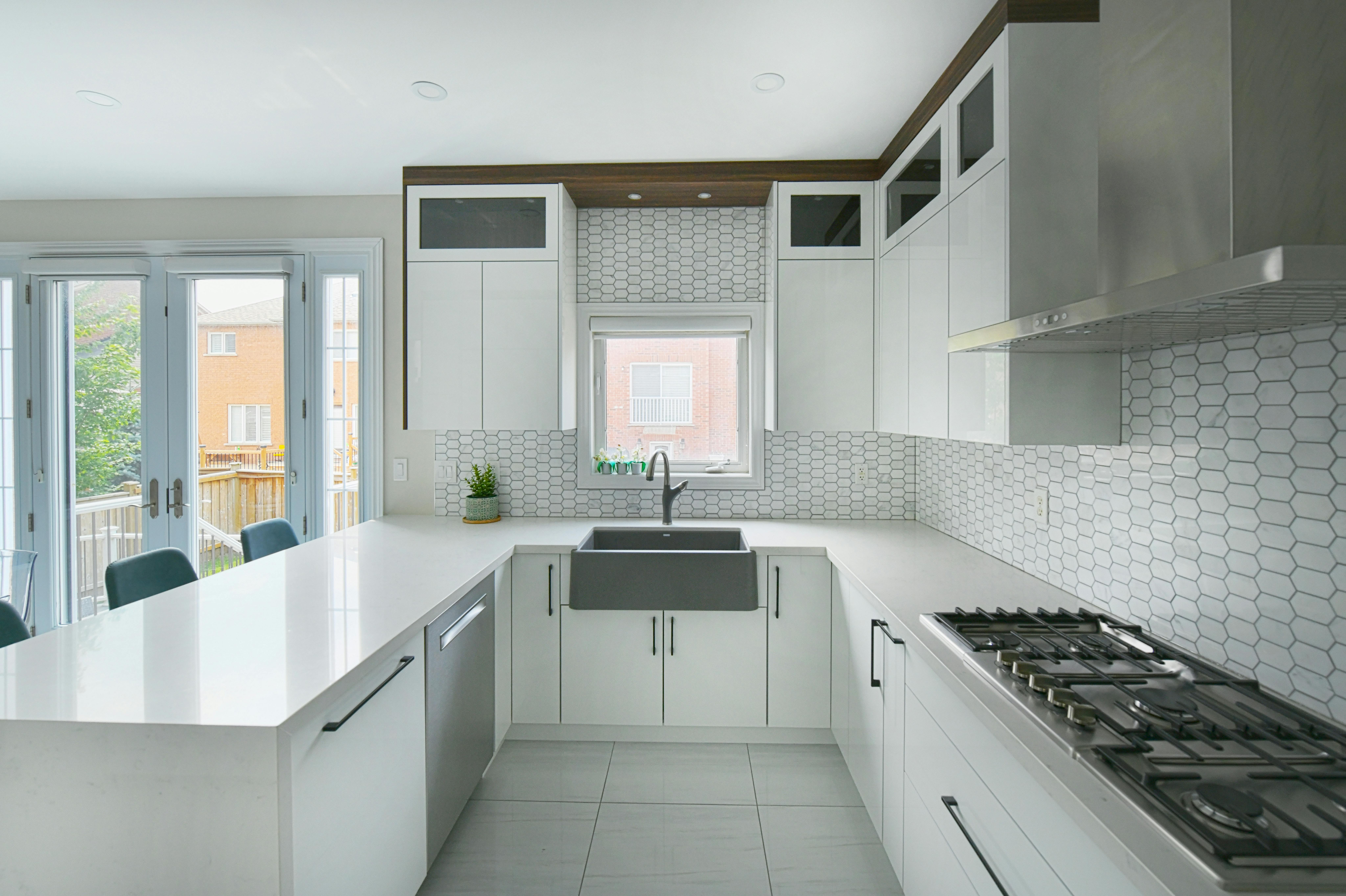 明るいキッチンの朝