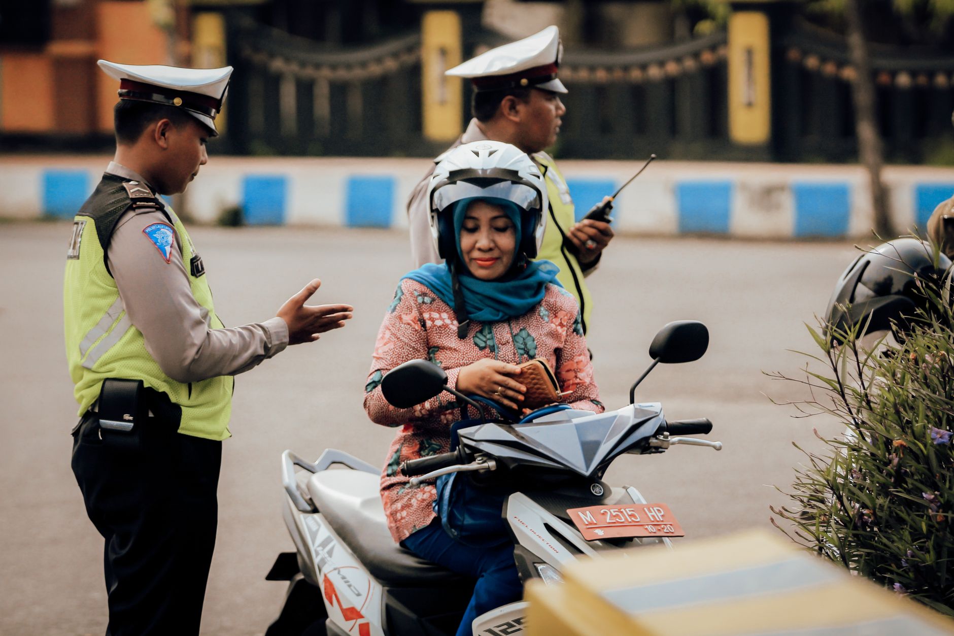 Pengguna memeriksa nomor lisensi regulator dan riwayat transaksi pada laptop di meja rumah yang tenang