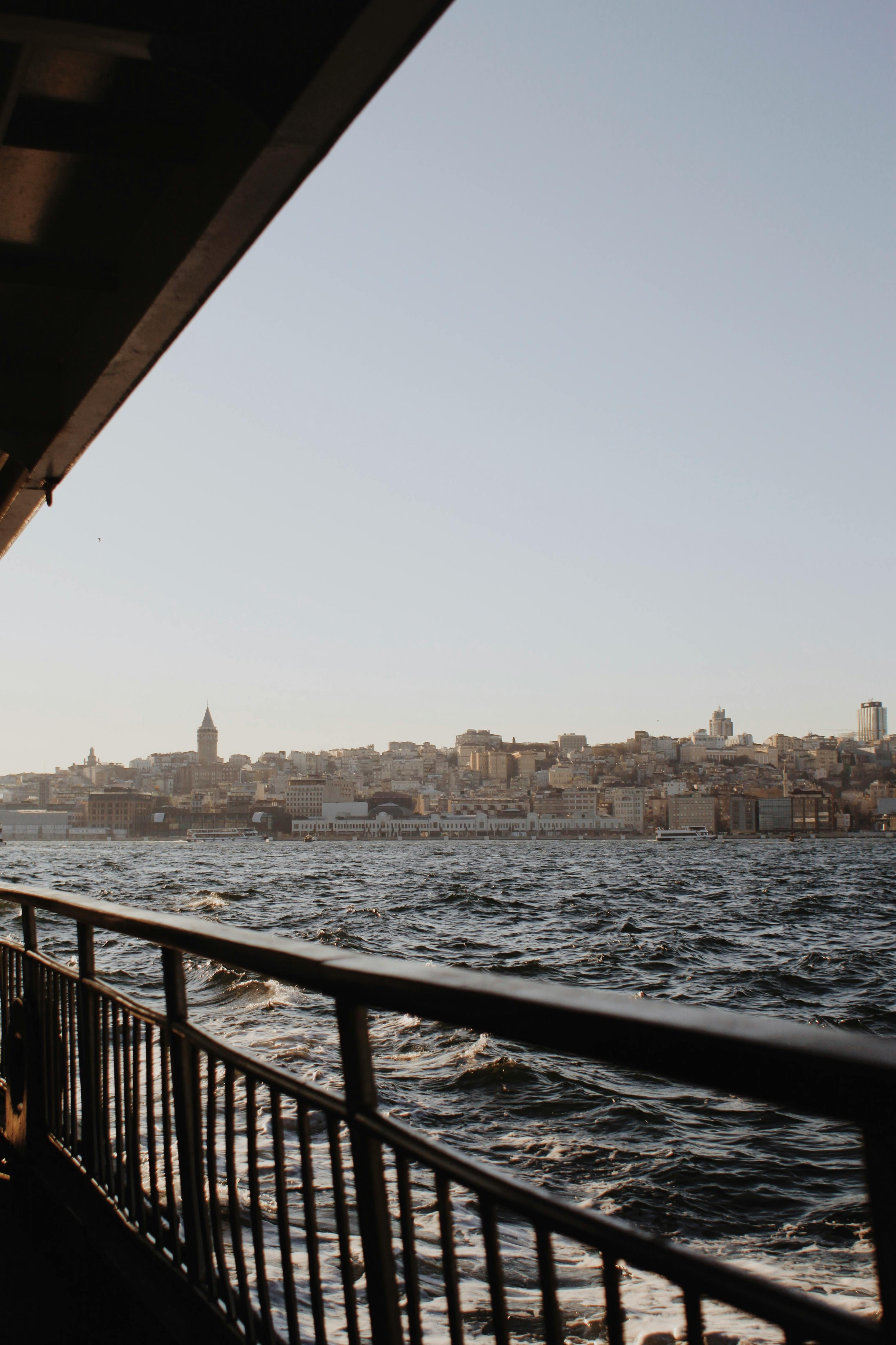 Gratuit Profitez d'une vue emblématique sur les toits d'Istanbul depuis un ferry sur le Bosphore au coucher du soleil. Photos
