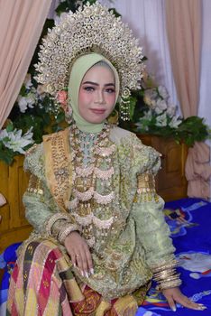 A Bugis bride in ornate traditional attire and jewelry, showcasing cultural elegance. - Fotografer Sidoarjo