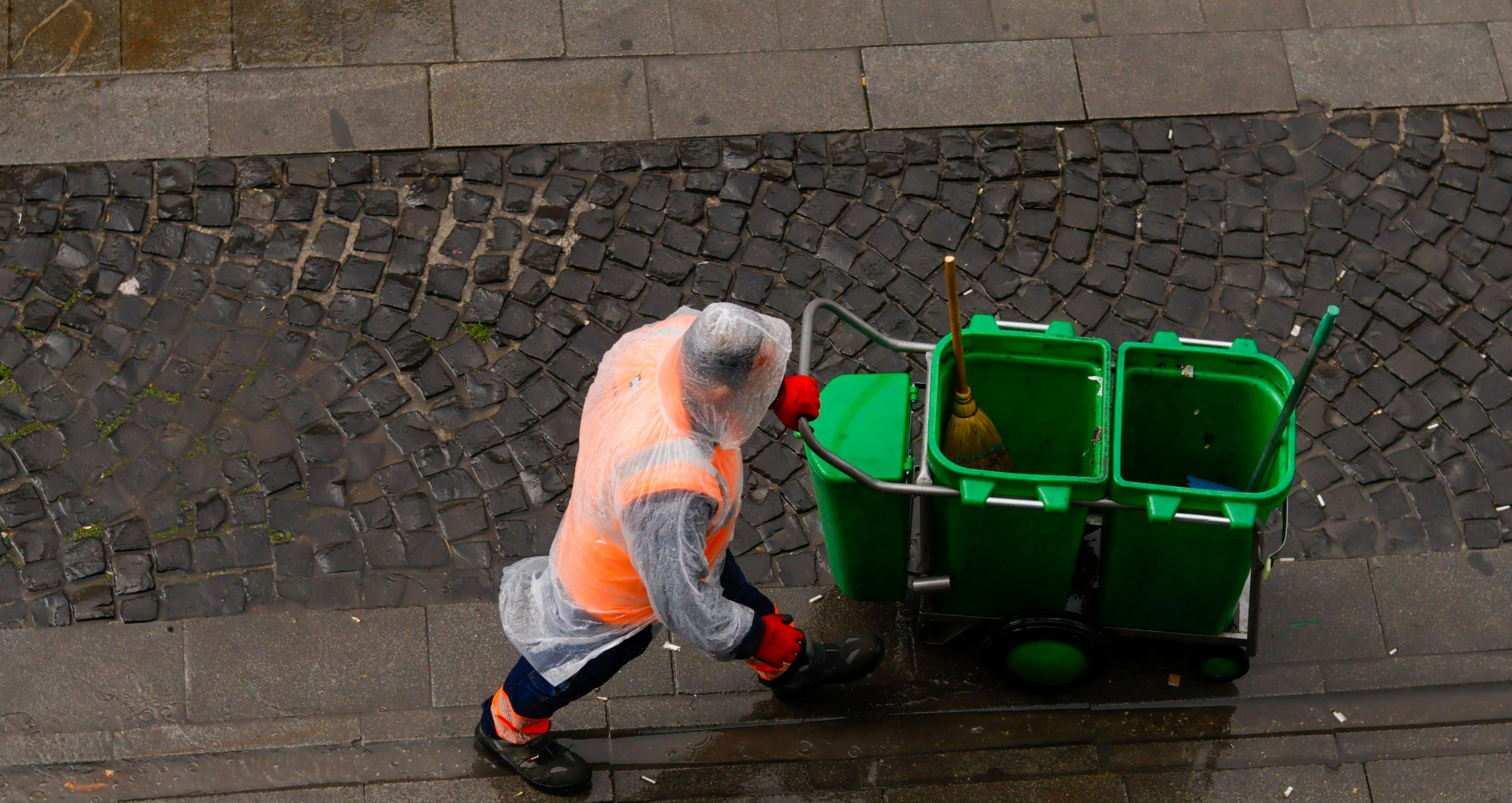 Cleaner streets and second chances: Renewal team expands in Downtown Pittsburgh - Pittsburgh Post-Gazette — Photo by Mehmet G