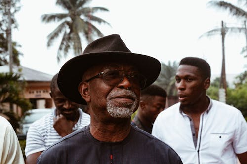 Homme Portant Un Chapeau Noir