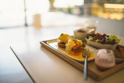 무료 갈색 나무 쟁반에 야채 샐러드와 아침 식사 슬라이더 스톡 사진