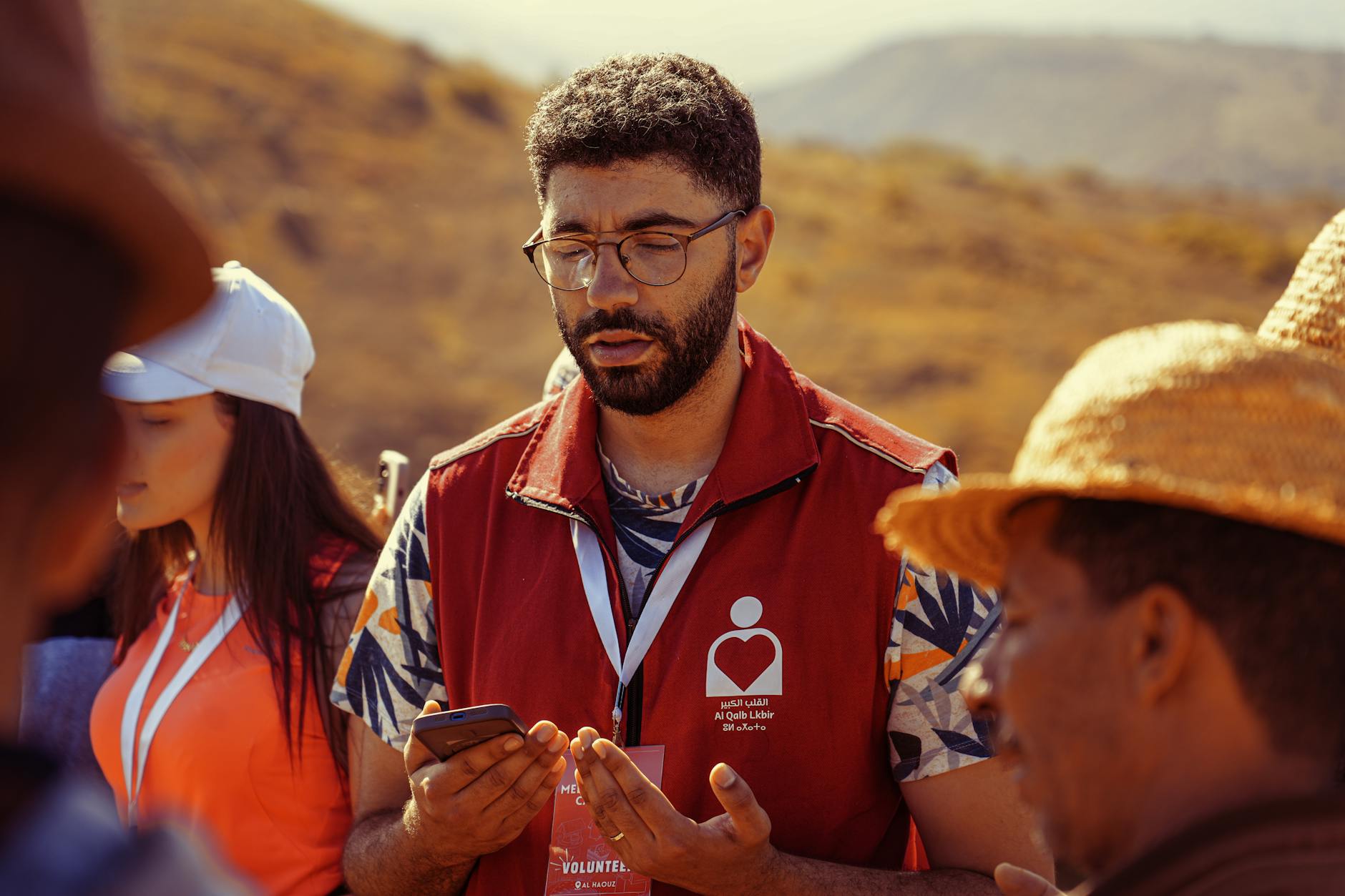 Sosyal sorumluluk projesinde bir araya gelerek toplumsal fayda için çalışan, Kova burcunun yardımsever ve vizyoner kişiliğini temsil eden bir gönüllü grubu.