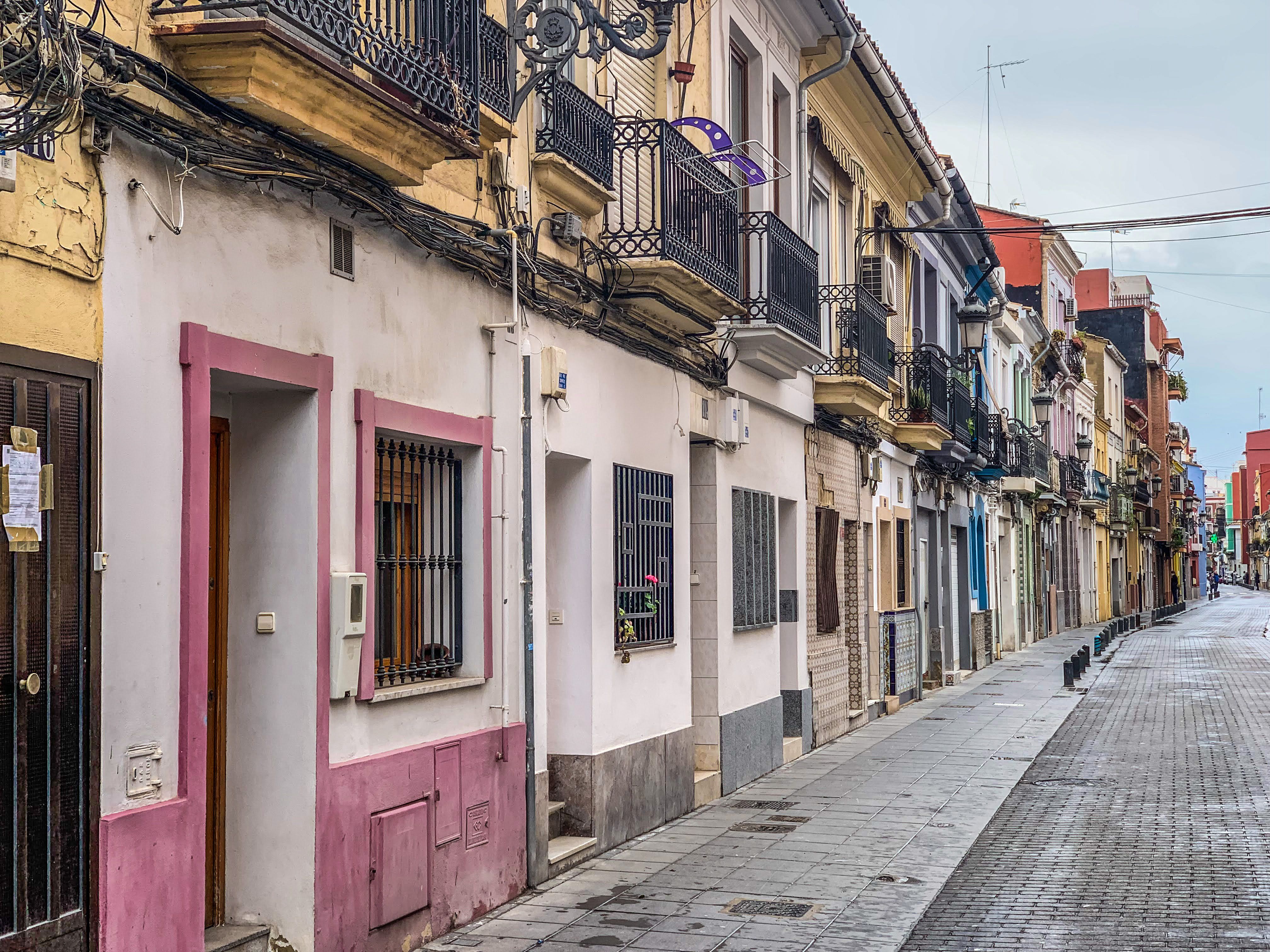 High kerbs and cobbled paving on a narrow street in a Honduran highland town