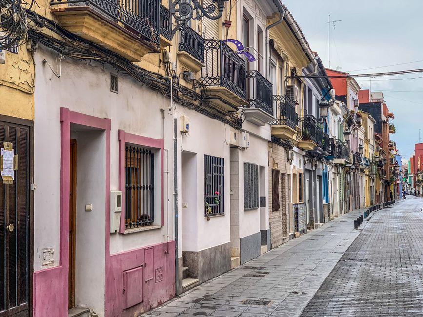 Encantadora vista de calle de vibrantes casas históricas con distintiva arquitectura española.