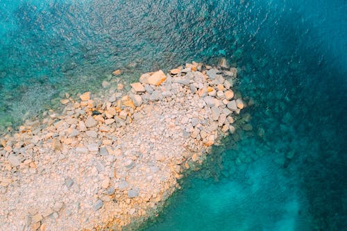 Pietre Marroni E Specchio D'acqua