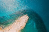 岩石海岸线的鸟瞰图，碧绿的海水凸显了热带海景