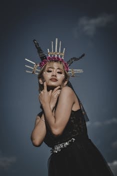 一位头戴独特王冠、身穿黑色连衣裙的女性艺术肖像，映衬在黑暗的天空下