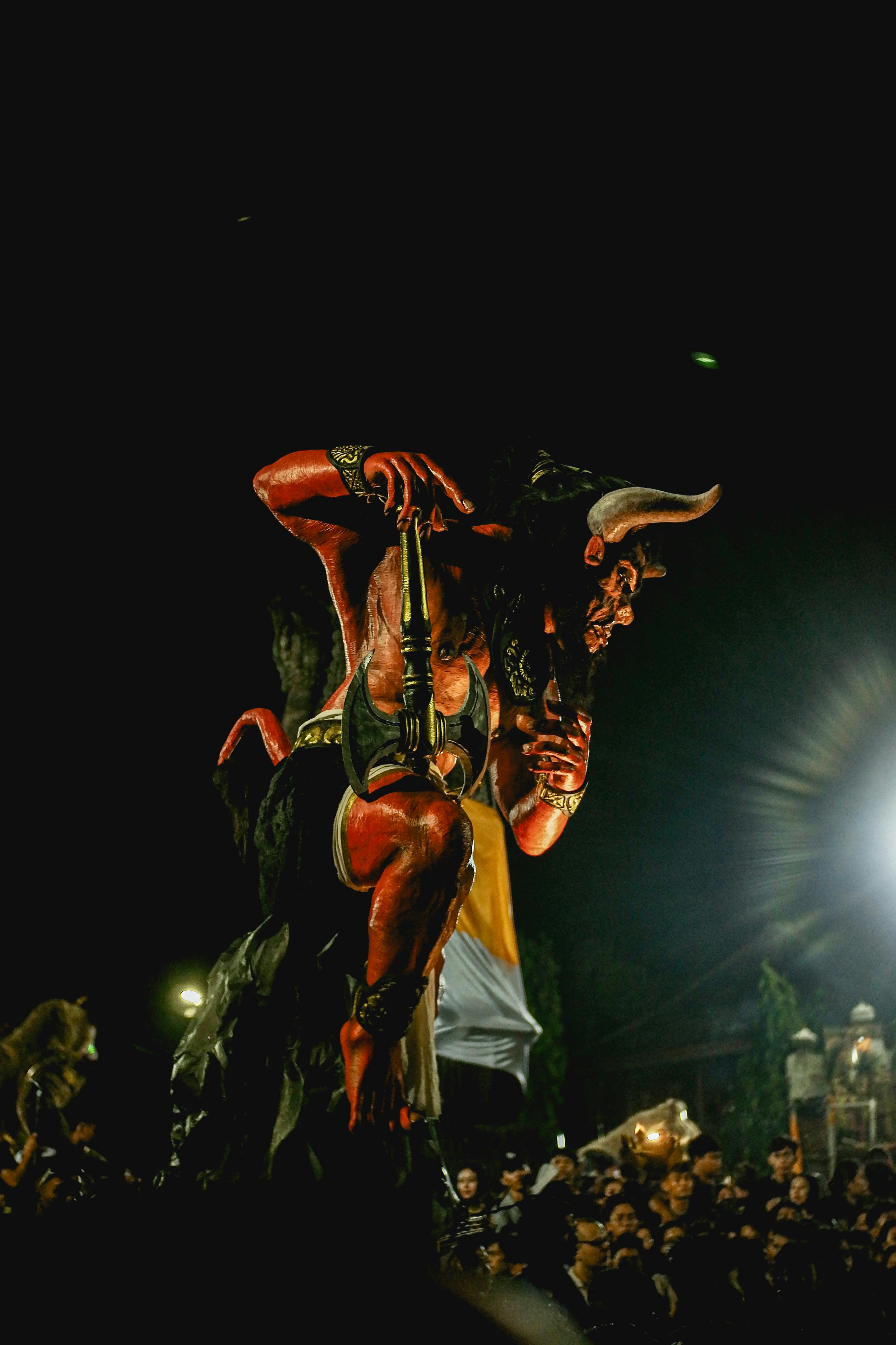 grátis Escultura vibrante de demônio exibida durante um festival cultural noturno. Foto profissional