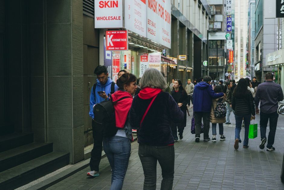 Myeongdong: Surganya Belanja dan Street Food Myeongdong: Surganya Belanja dan Street Food
