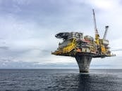 挪威北海一个大型石油平台的戏剧性景观，象征着海上工业