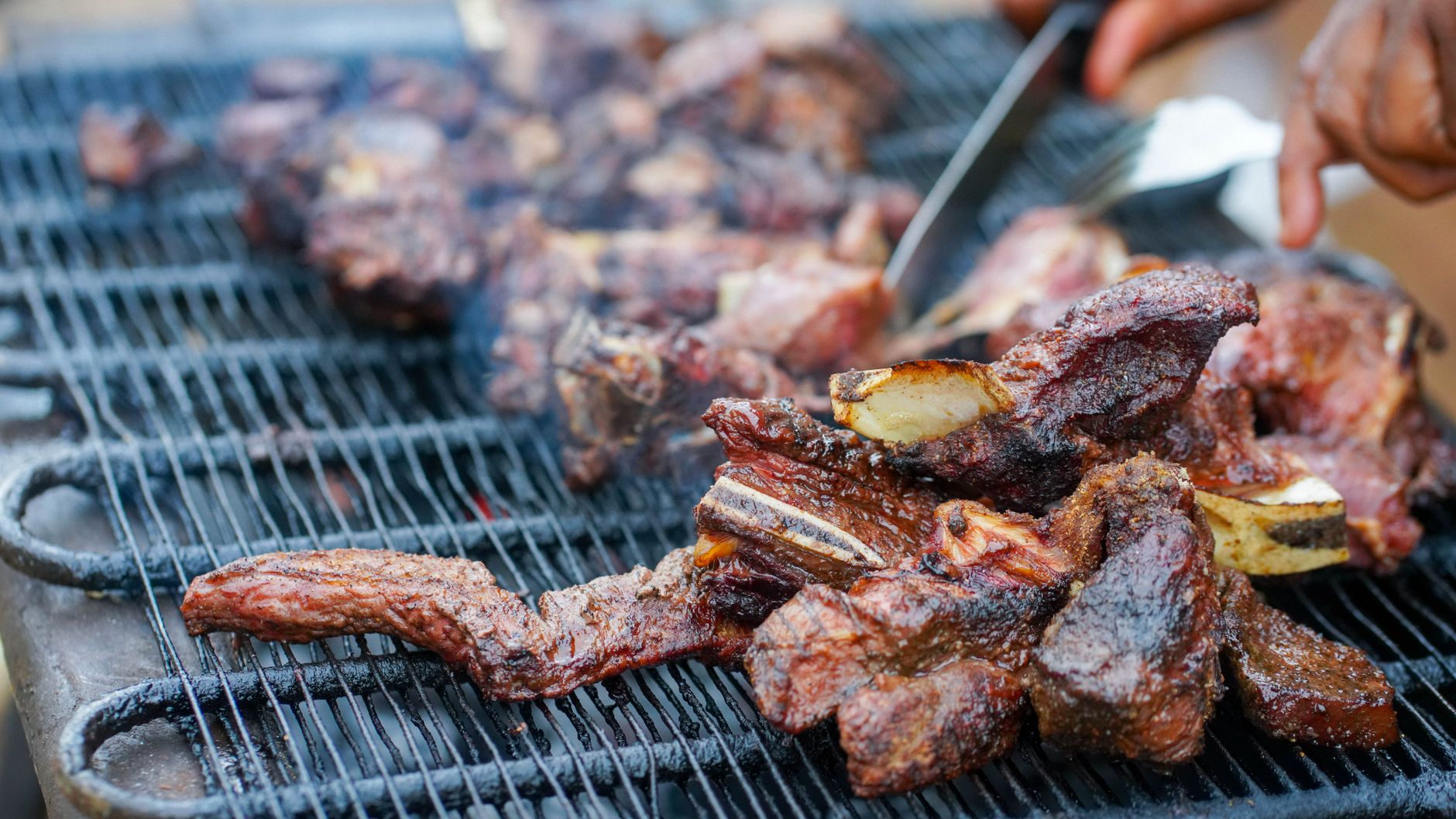 rack of bbq ribs with dry rub
