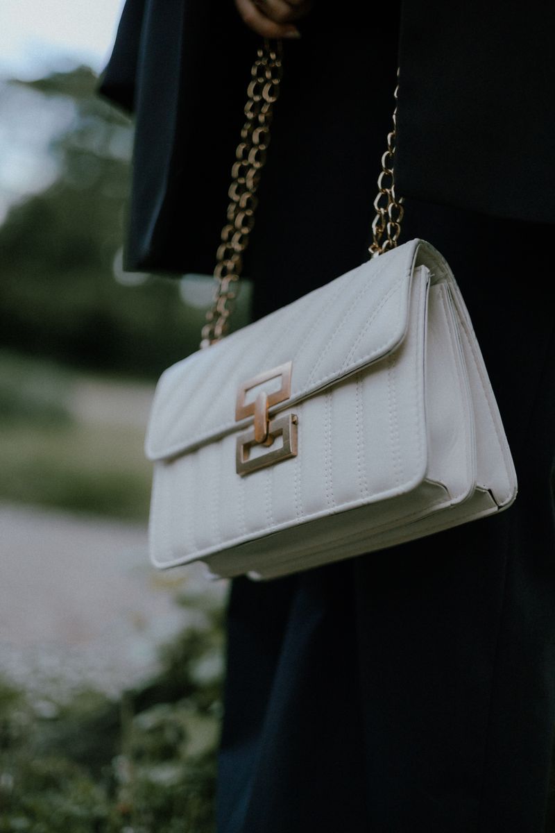 Femme avec sac Celine minimaliste