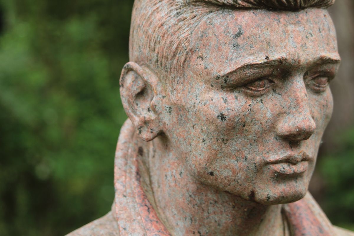 Cap sculptat in piatra, erodat de vreme