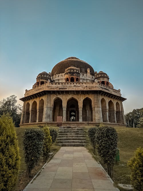 Fotografia De Baixo ângulo Do Túmulo Nos Jardins De Lodi