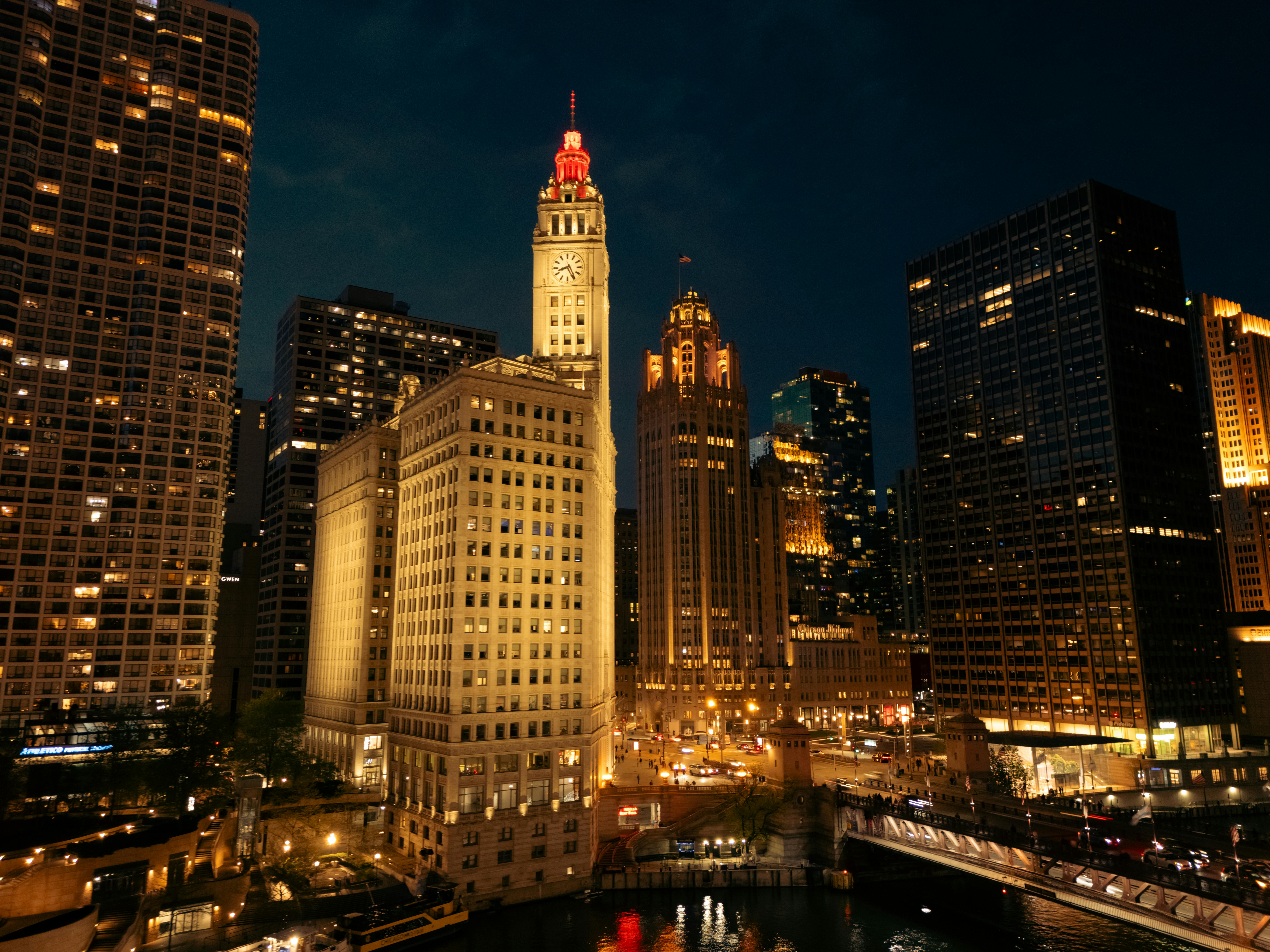 Image of a vibrant Chicago street in a popular neighborhood like River North or the Gold Coast - High end apartments Chicago