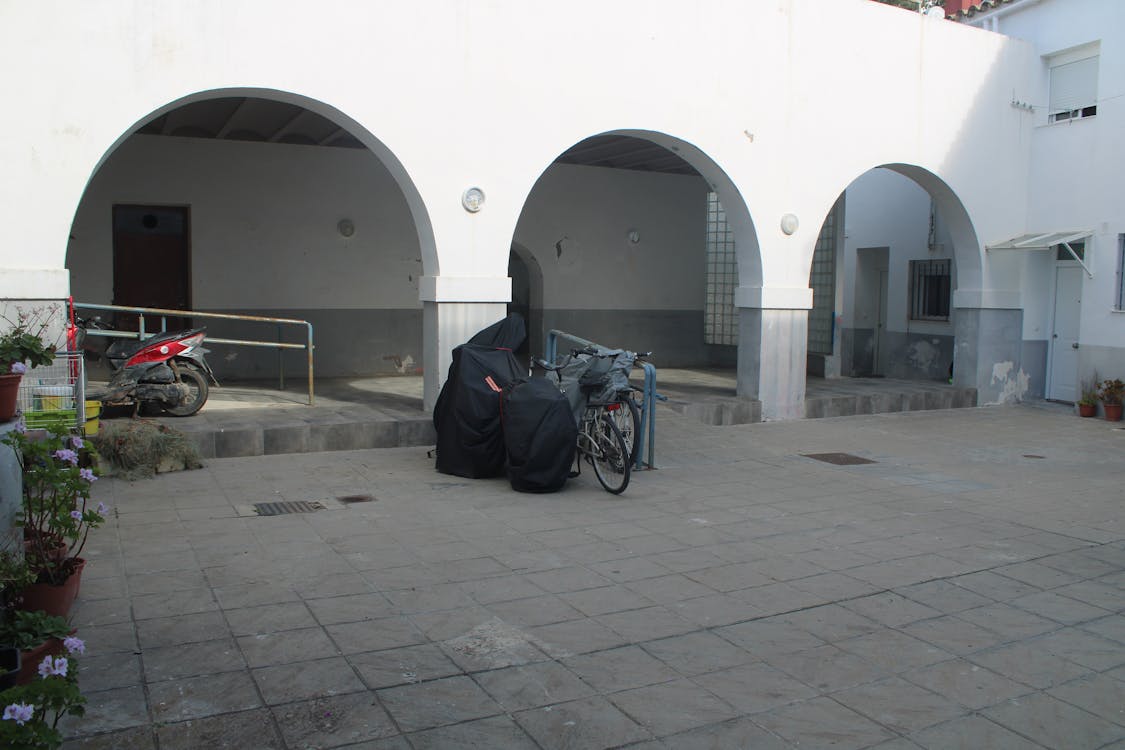 patio delantero de la posada en su aspecto actual