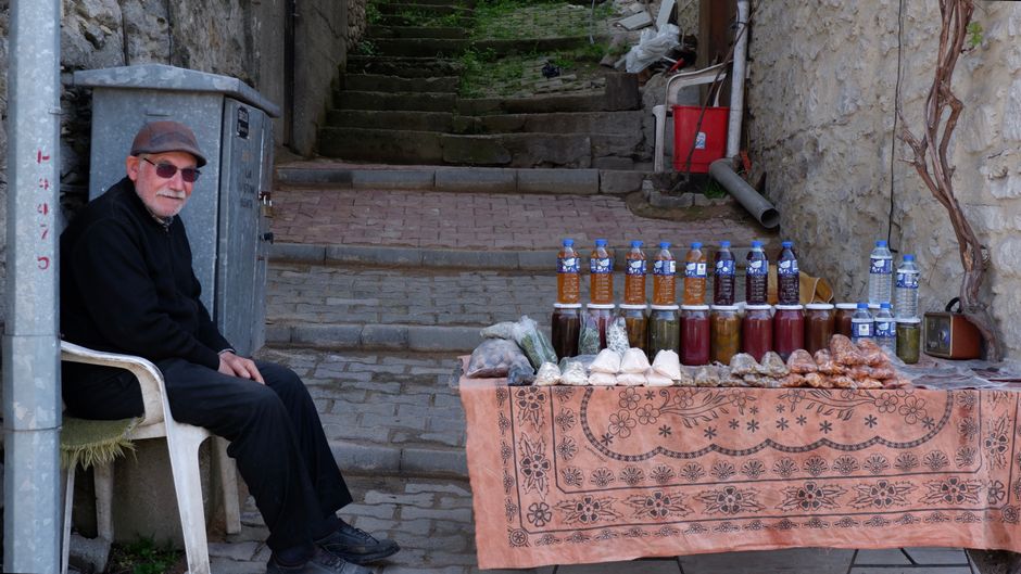 Pompierii salvează bătrâni purtați în brațe din calea apelor.