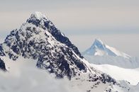 巴塔哥尼亚白雪皑皑的山峰展现了大自然的宁静之美，令人惊叹