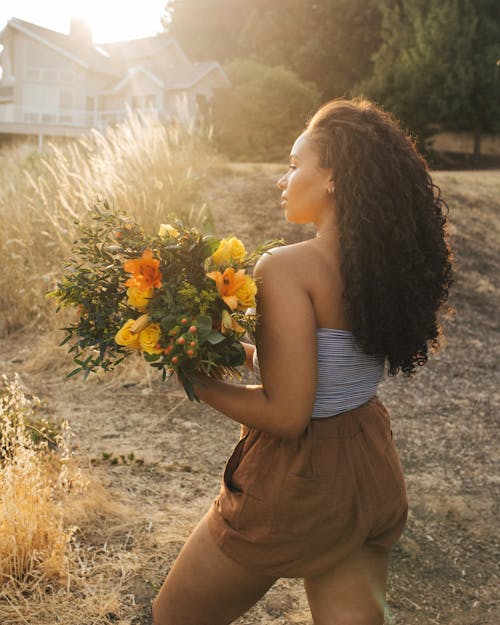 Vrouw In Grijze Off Shoulder Top En Bruine Korte Broek Met Gele Bloem