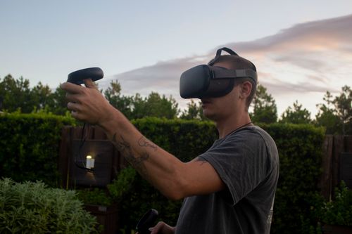 Free Homem experimentando realidade virtual com óculos e controles Stock Photo