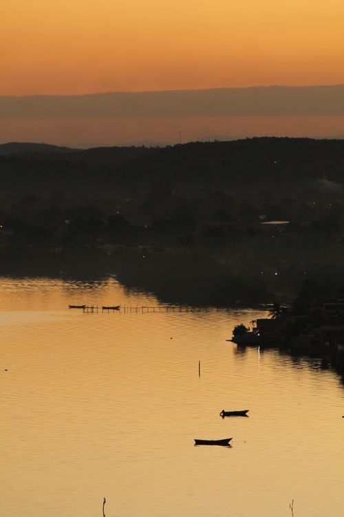 Free Captivating sunset view over tranquil waters in Rio de Janeiro, Brasil, highlighting boats against a vivid sky. Stock Photo