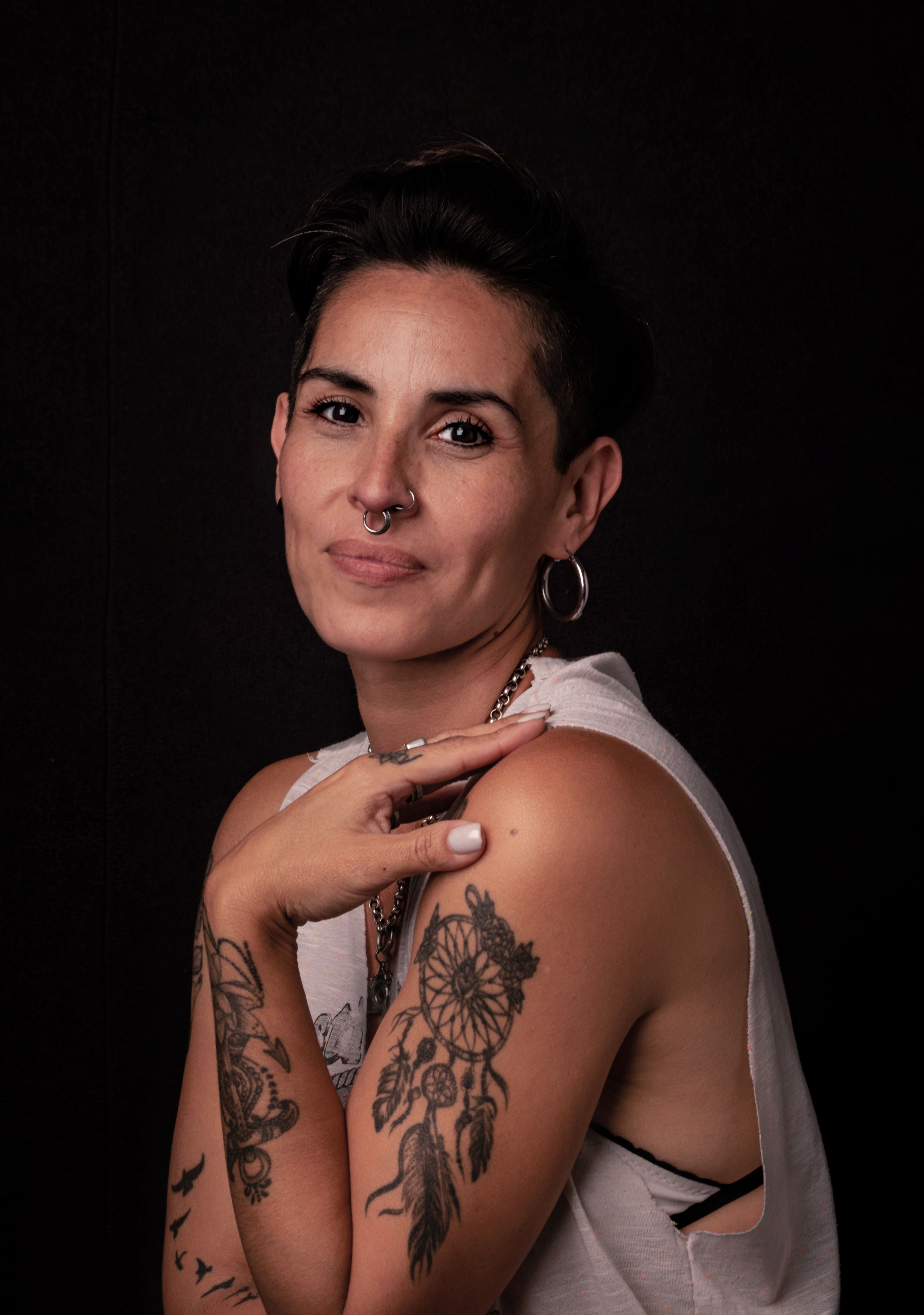 Portrait femme tatouée et percée