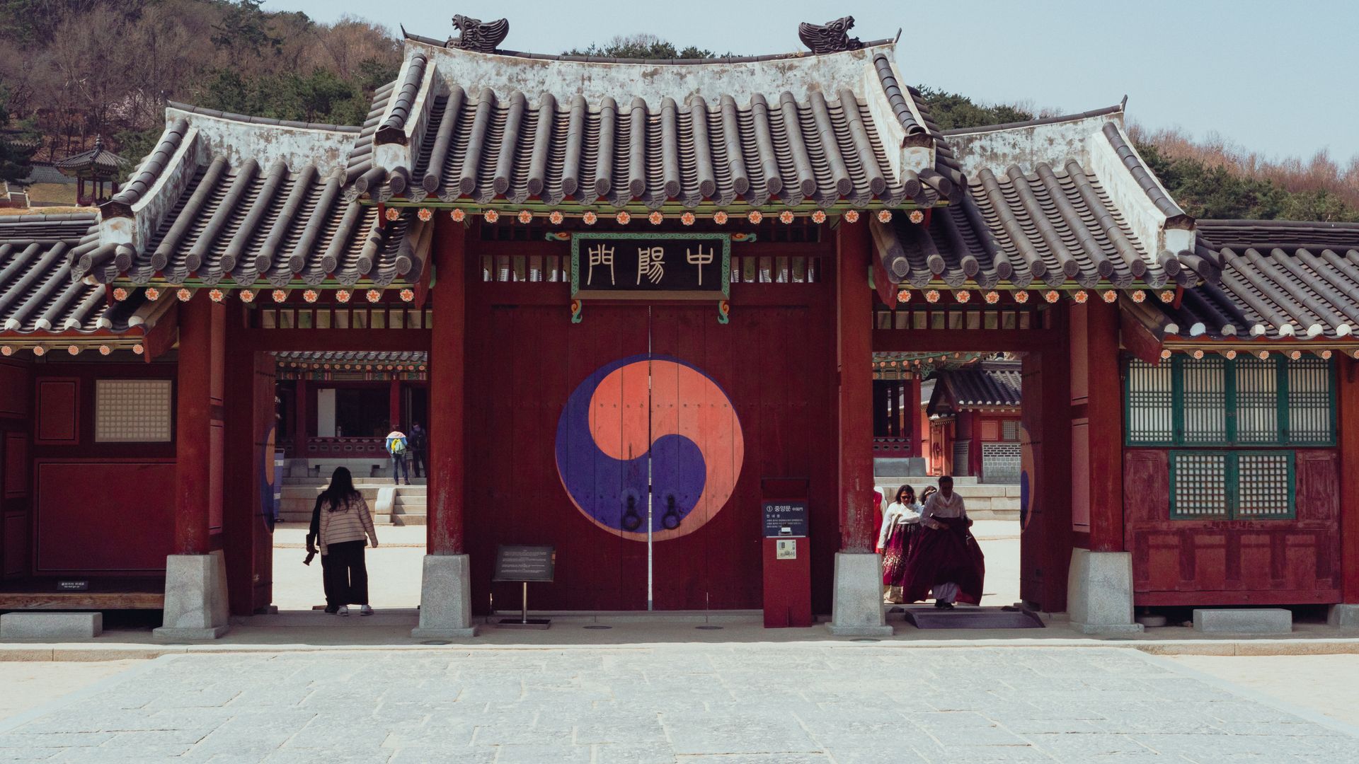 Hwaseong Fortress Suwon dalam itinerary K drama Korea untuk penggemar Our Beloved Summer