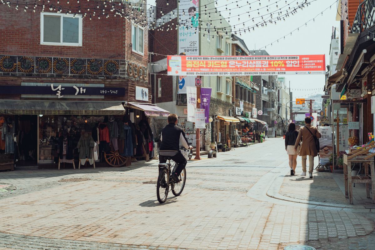 Browse Motgol Market and the Cafe Lanes