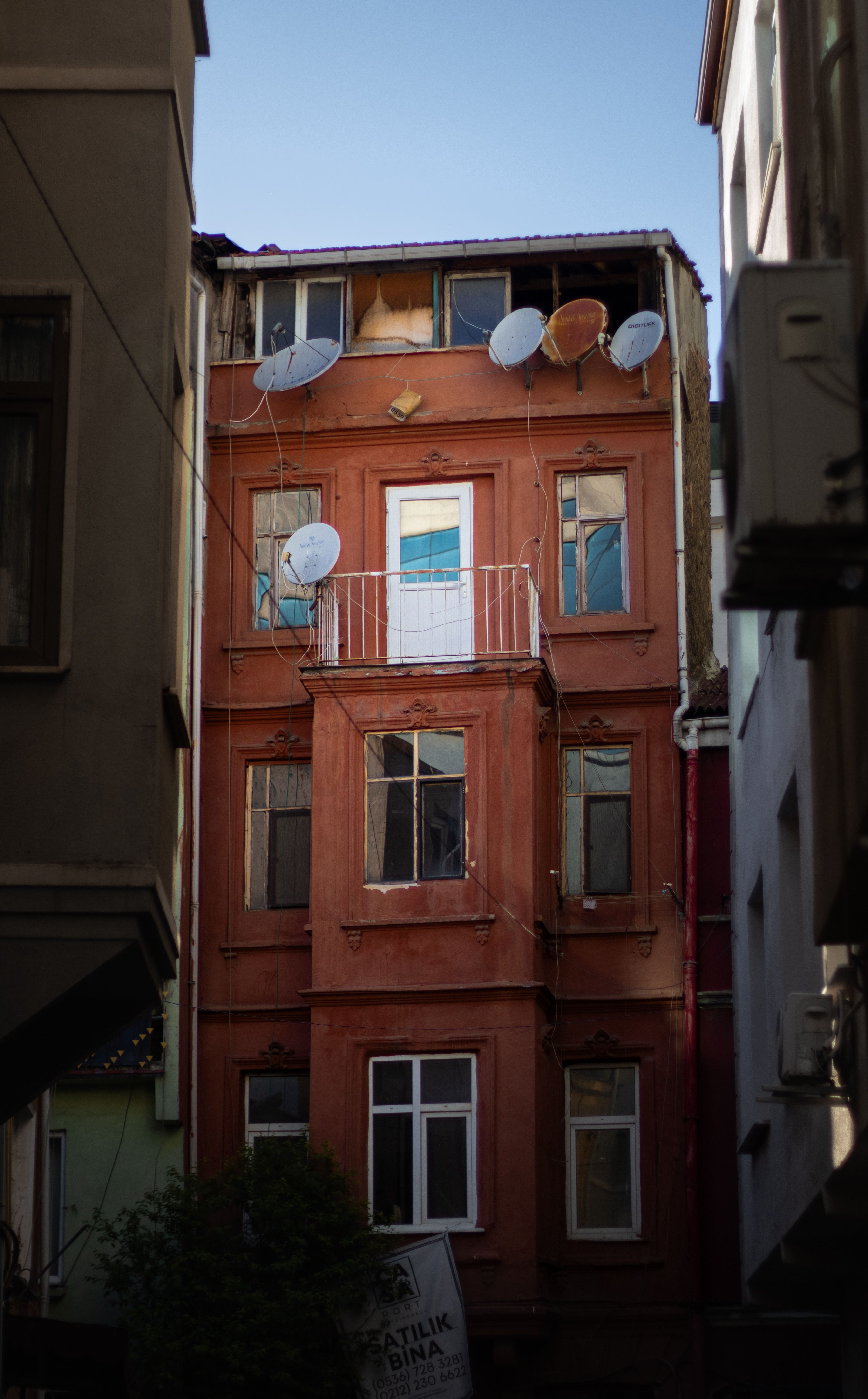 Charming Old Building in İstanbul Alleyway · Free Stock Photo