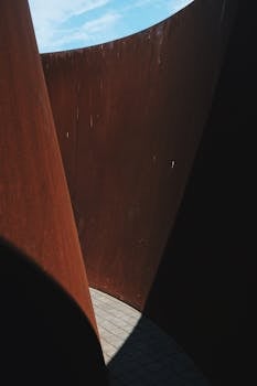 阳光和阴影透过生锈的金属结构，形成了有趣的互动景观