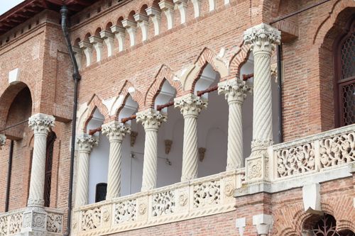Free Close-up view of ornate columns and arches on a historic brick building, showcasing intricate architectural details. Stock Photo